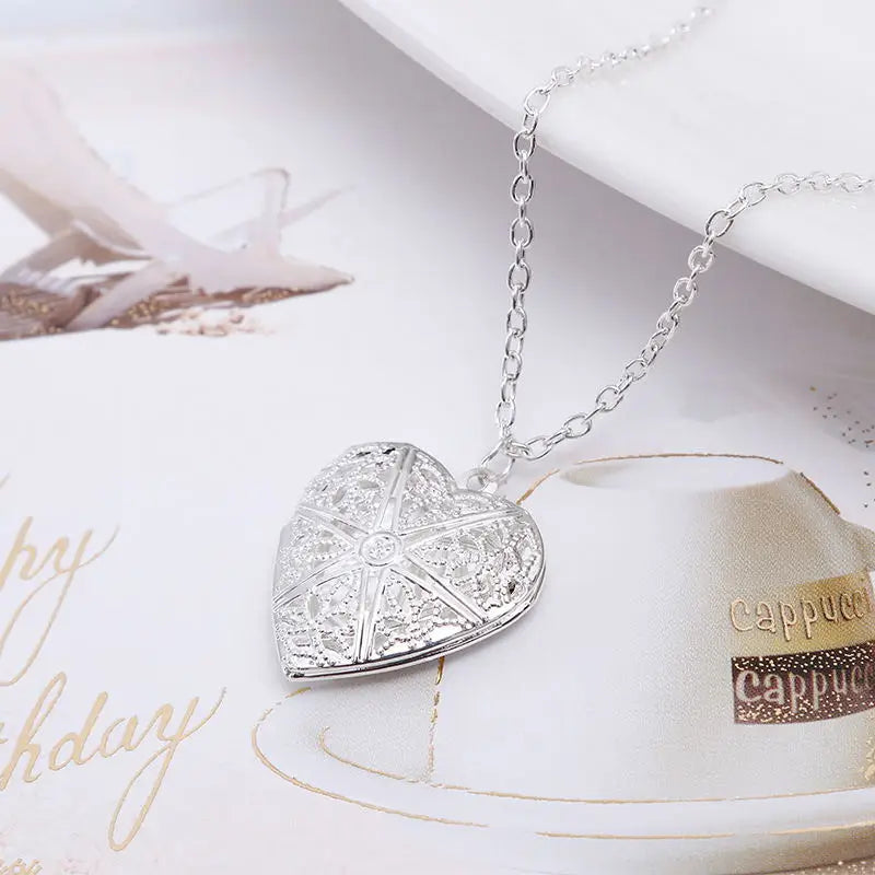 Sweet Peach Heart Love Chain Necklace for Woman Hollow Engraved Opening and Closing Heart Shaped Photo Box Pendant Collar