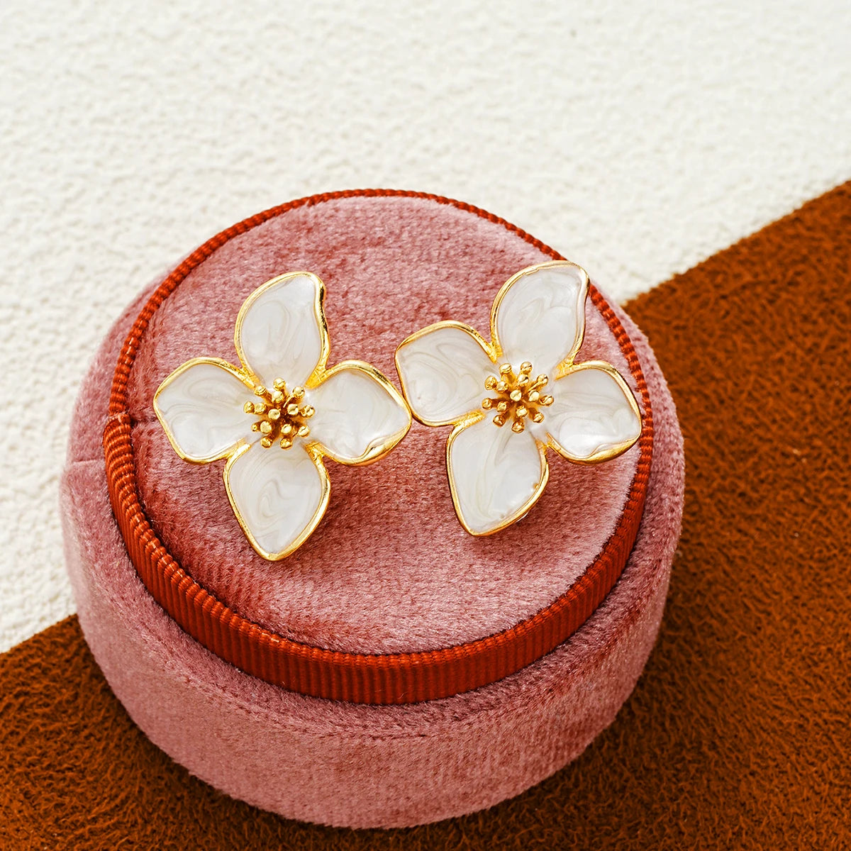 Elegant White Color Enamel Flower Earrings for Women Simple Temperament Cute Piercing Earrings Fashion Party Jewelry Accessories