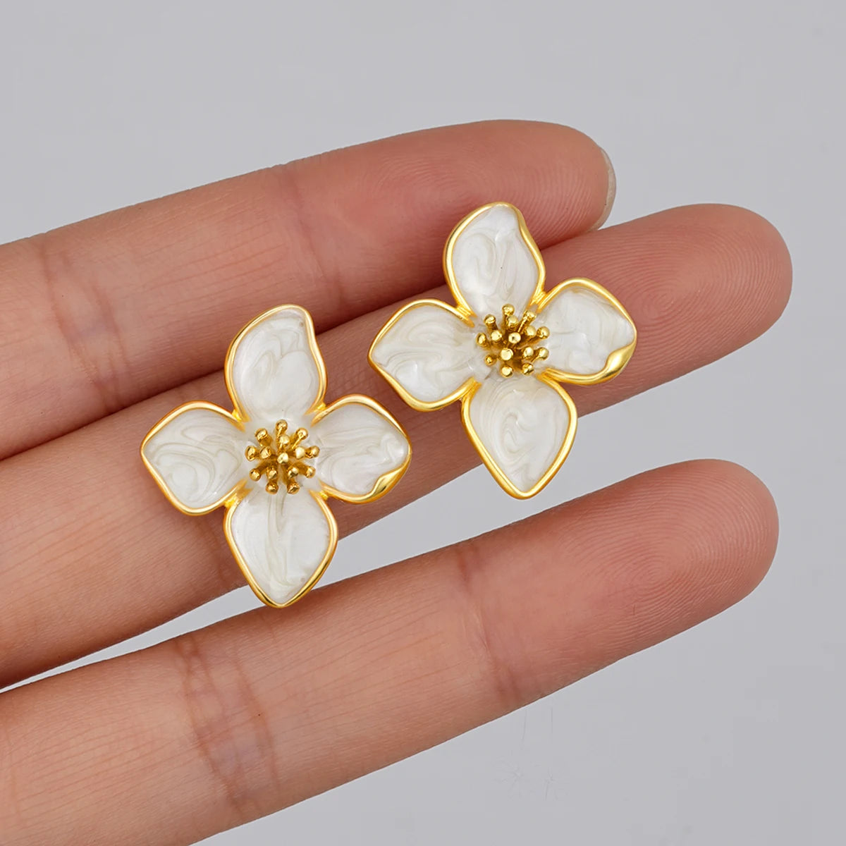 Elegant White Color Enamel Flower Earrings for Women Simple Temperament Cute Piercing Earrings Fashion Party Jewelry Accessories