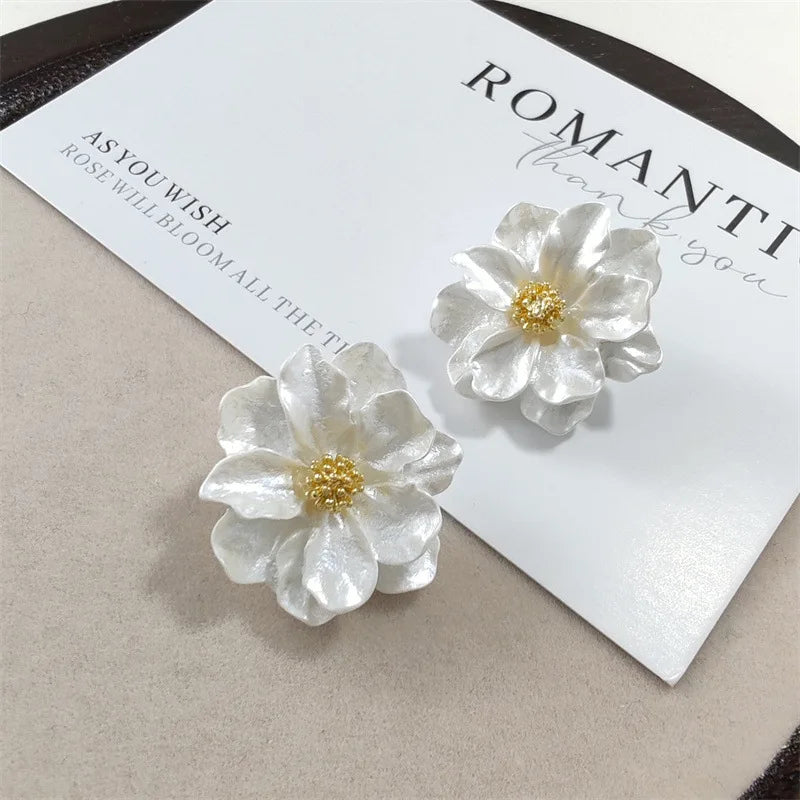 White Acrylic Flower Women's Stud Earrings Folded Florals Korean Fashion Sweet Petals Irregular Female Earrings 2025 new in