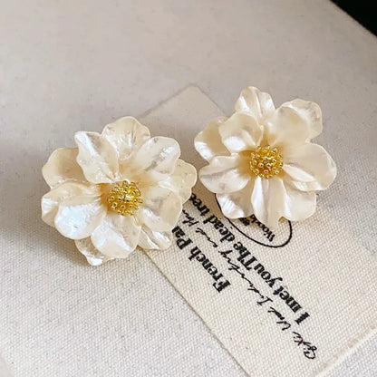 White Acrylic Flower Women's Stud Earrings Folded Florals Korean Fashion Sweet Petals Irregular Female Earrings 2025 new in